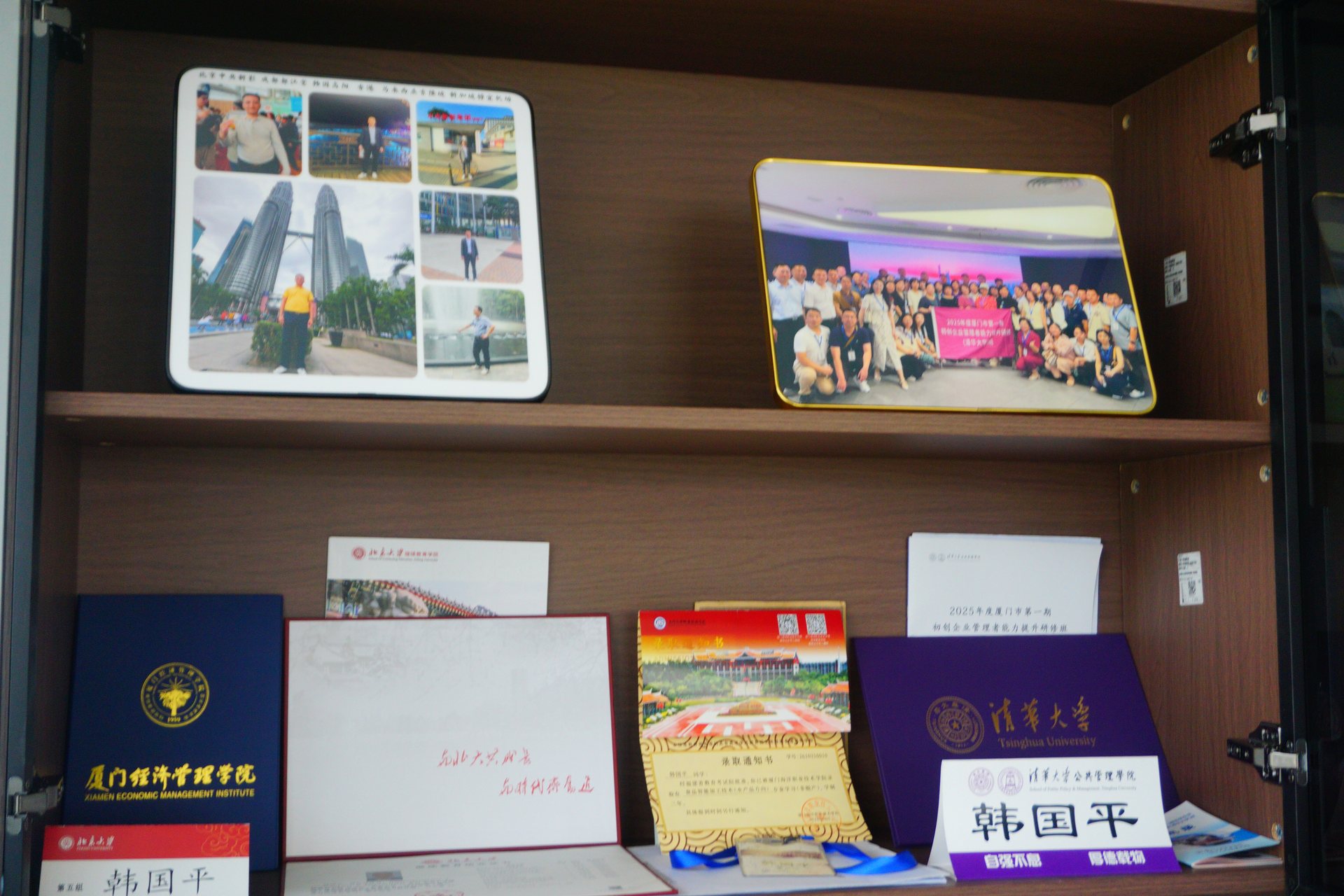 公司荣誉证书展示实拍