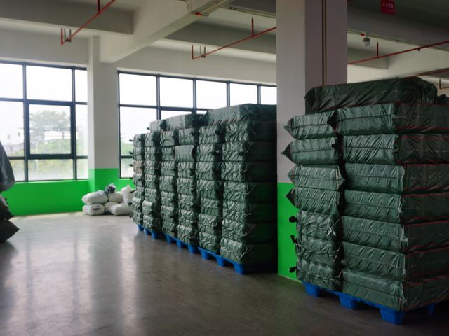 成品码垛与出货区